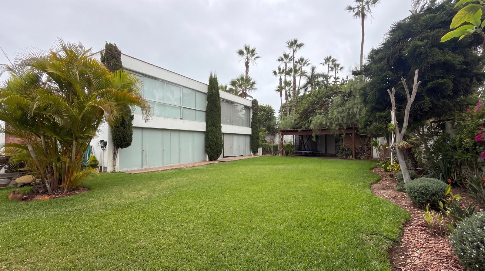 El terreno original con la edificación secundaria existente