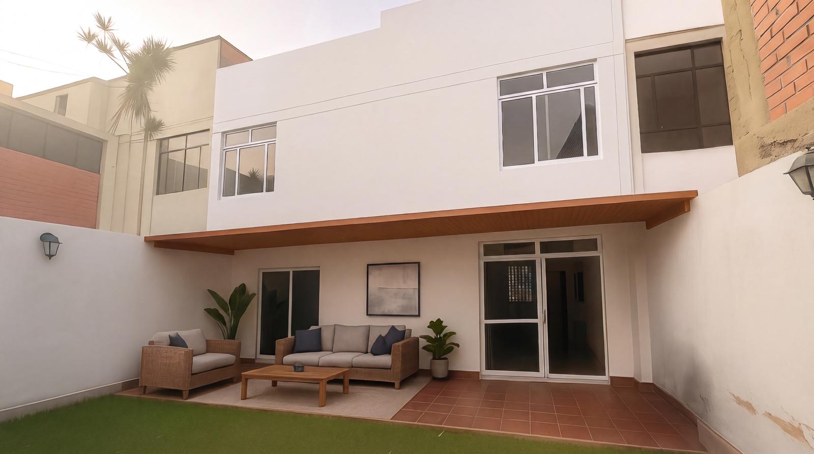 La fachada renovada: pintura, iluminación y terraza presentada