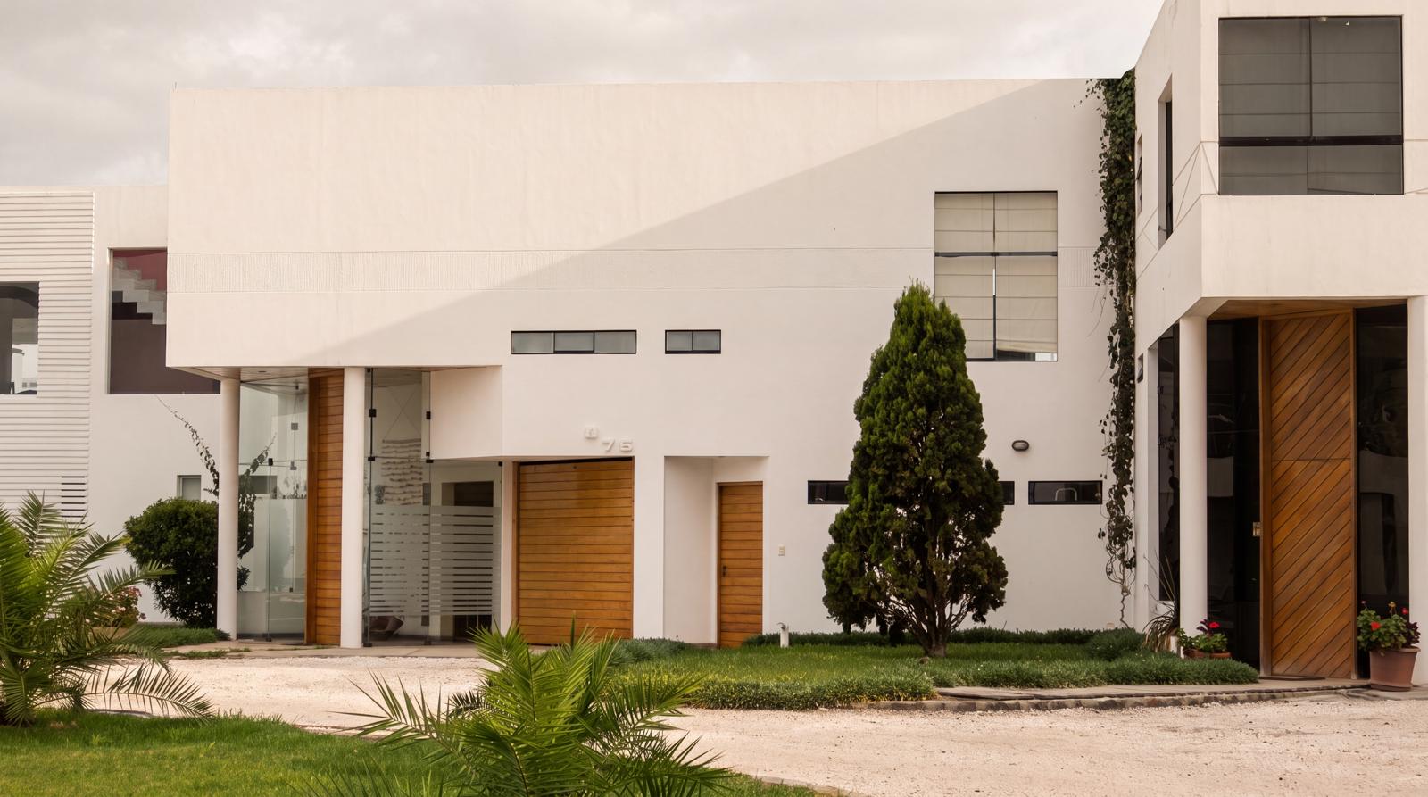 La fachada de la casa de playa renovada