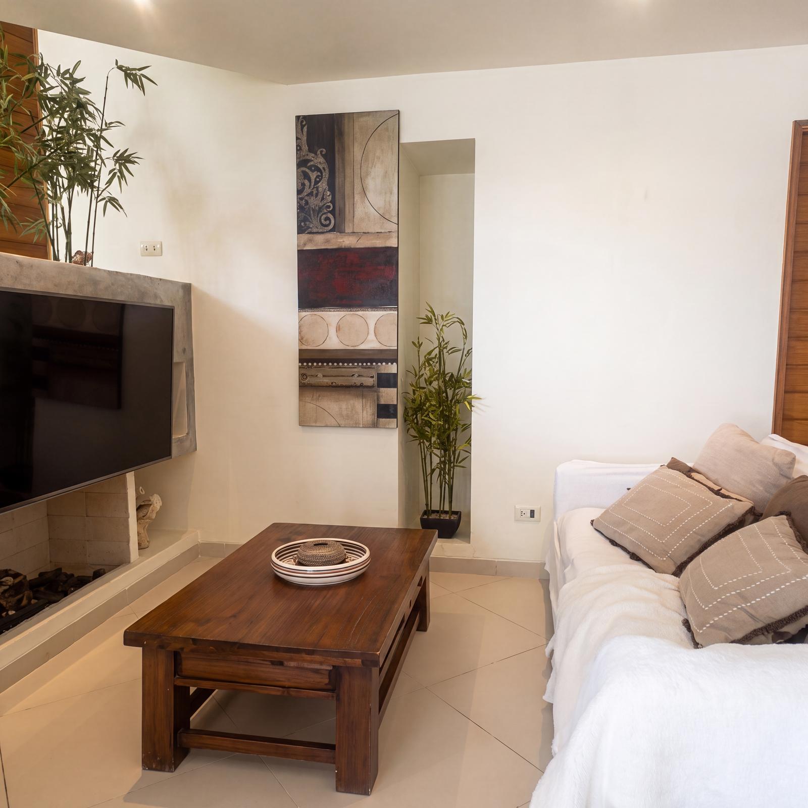 La sala renovada: luz, chimenea decorativa y materiales contemporáneos