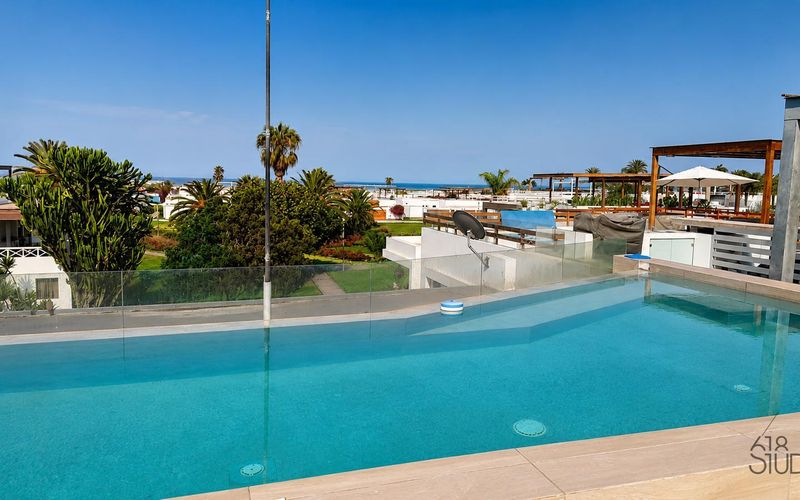 Piscina y palmeras del condominio Playa del Sol, Asia, Km 96.5