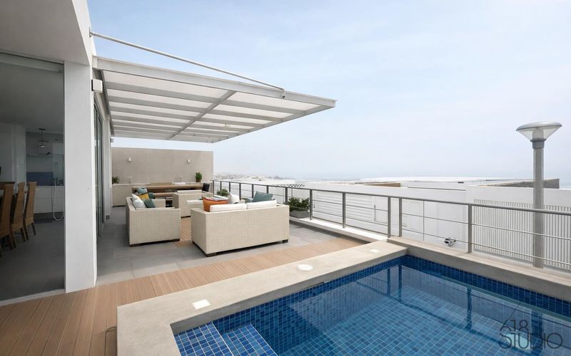 Terraza con piscina y vista al mar de la casa de playa en Playa del Golf, Asia