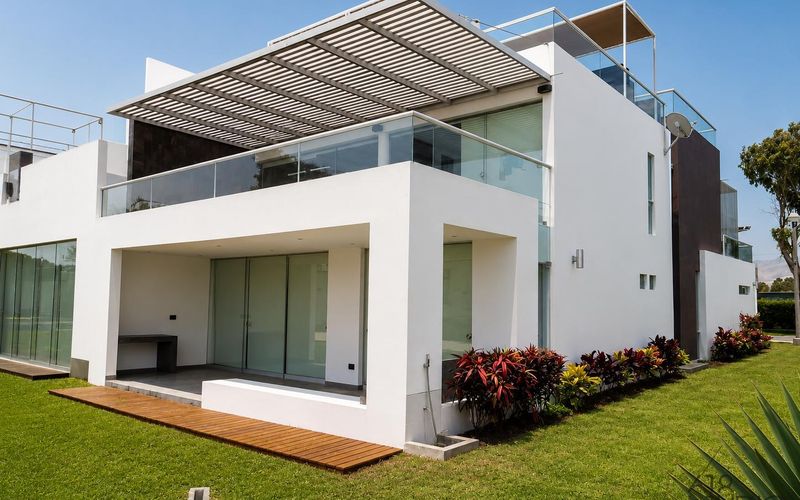 Fachada con jardín y pérgola de la casa de playa en Palabritas, Asia