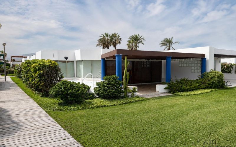 Jardín frente a la casa de playa de un nivel en Playa del Sol, Asia, primera fila