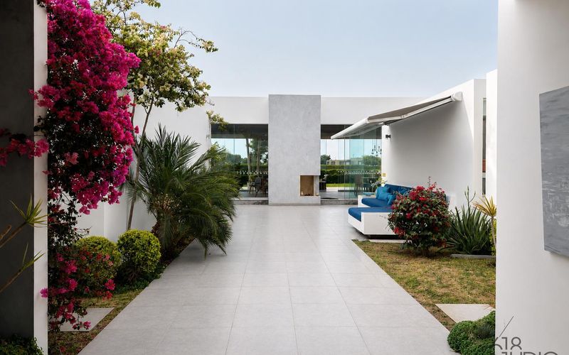 Patio interior con buganvilla de la casa de playa en Asia Golf Club, Km 94.5