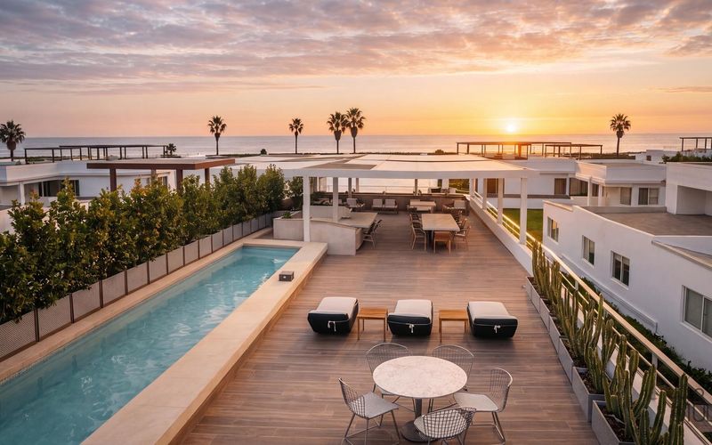 Terraza con piscina al atardecer de la casa de playa en Playa del Sol, Asia