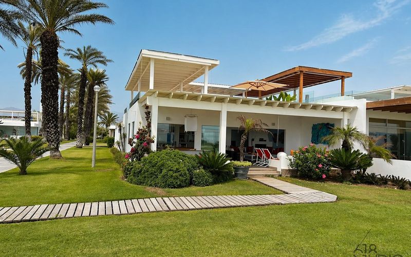 Casa de playa de un nivel con jardín amplio en Playa del Sol, Asia, Km 96.5