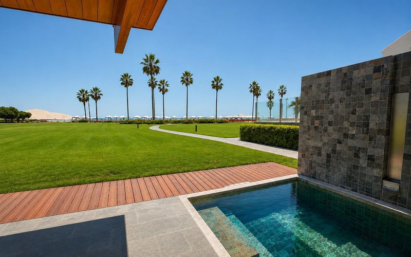 Jardín y piscina frente al mar de la casa de playa en Playa La Isla, Asia