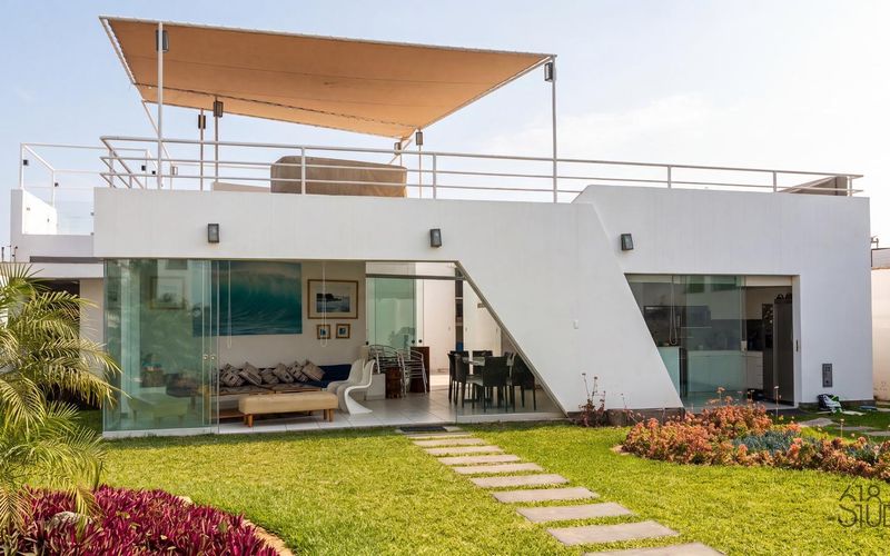Jardín y terraza con toldo de la casa de playa en el condominio Kapala, Asia