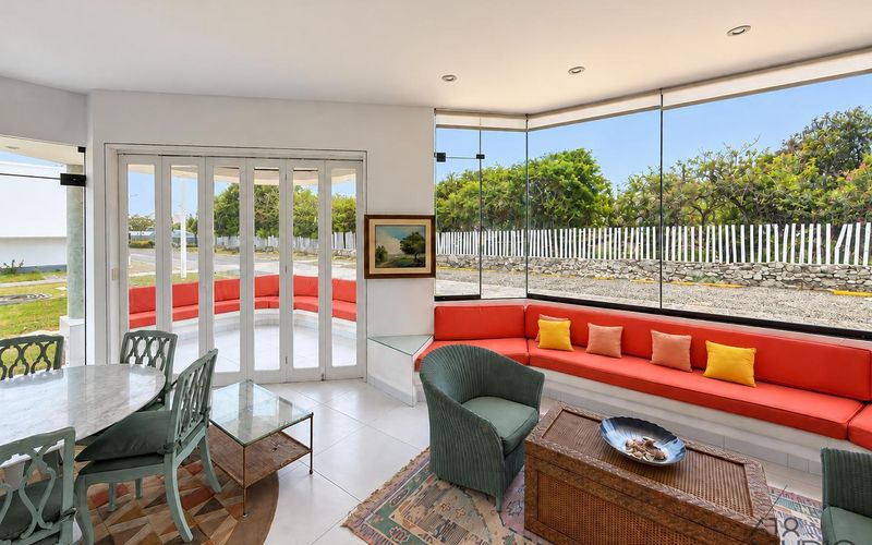 Sala de estar con ventanales al jardín de la casa de playa en Club Sol y Mar, Asia, Km 99