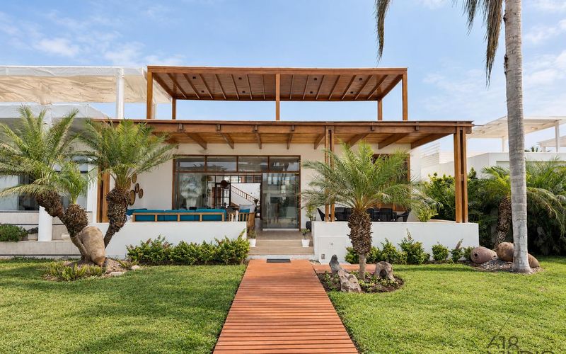Camino de ingreso con palmeras y pérgola de la casa de playa en Playa del Sol, Asia, Km 96.5