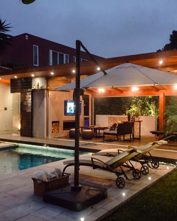 El mismo exterior transformado: pérgola, luz y vida social