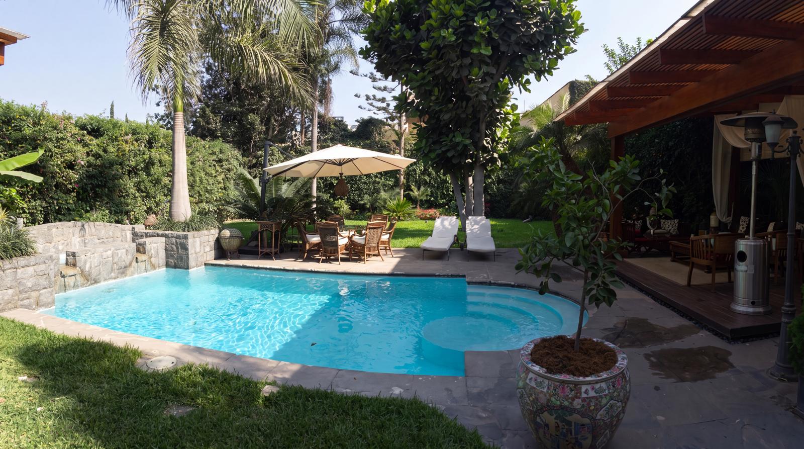 El estado original: el jardín y la piscina sin relación con la terraza