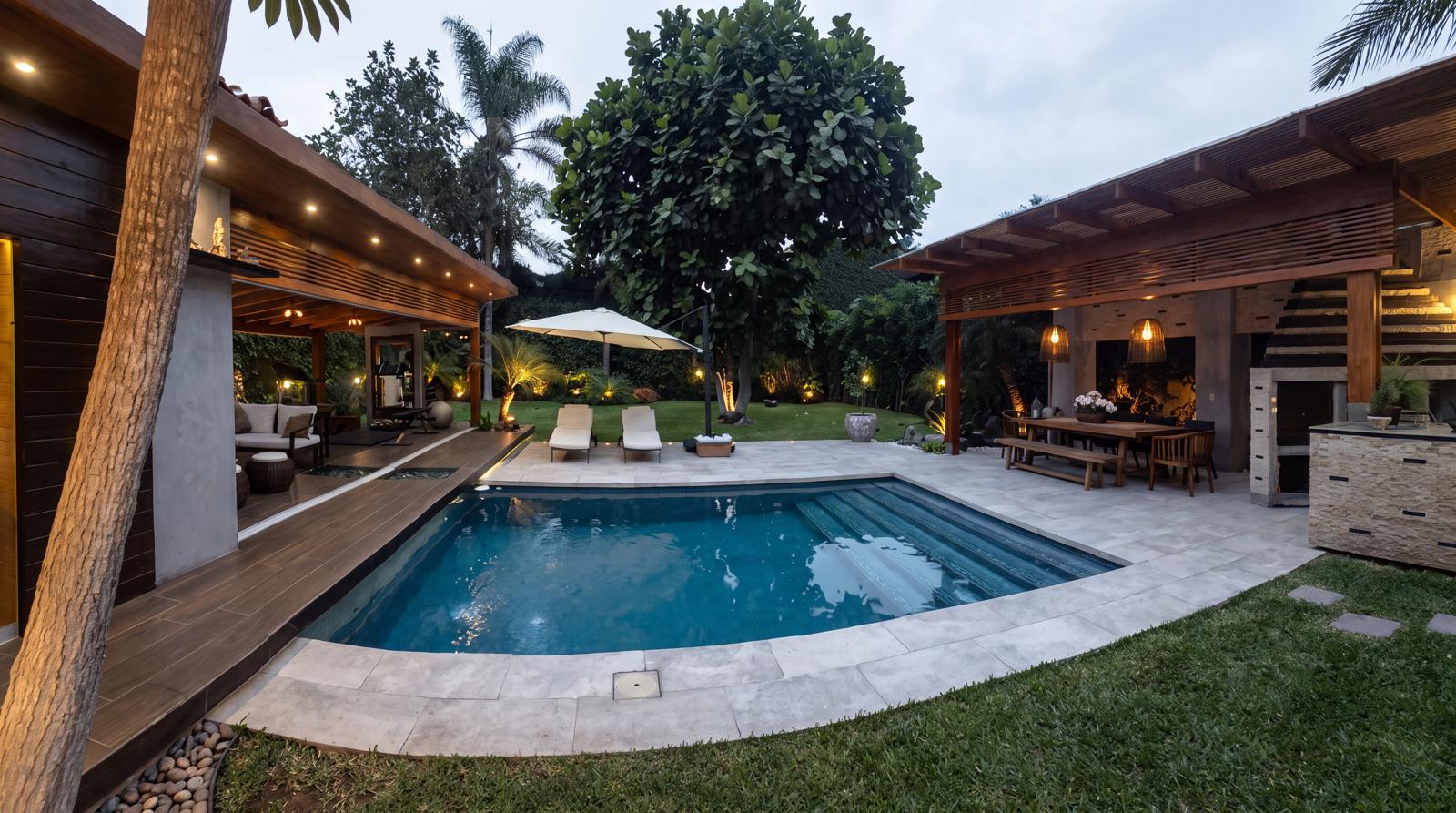 El mismo encuadre transformado: terraza, pérgola y piscina integradas