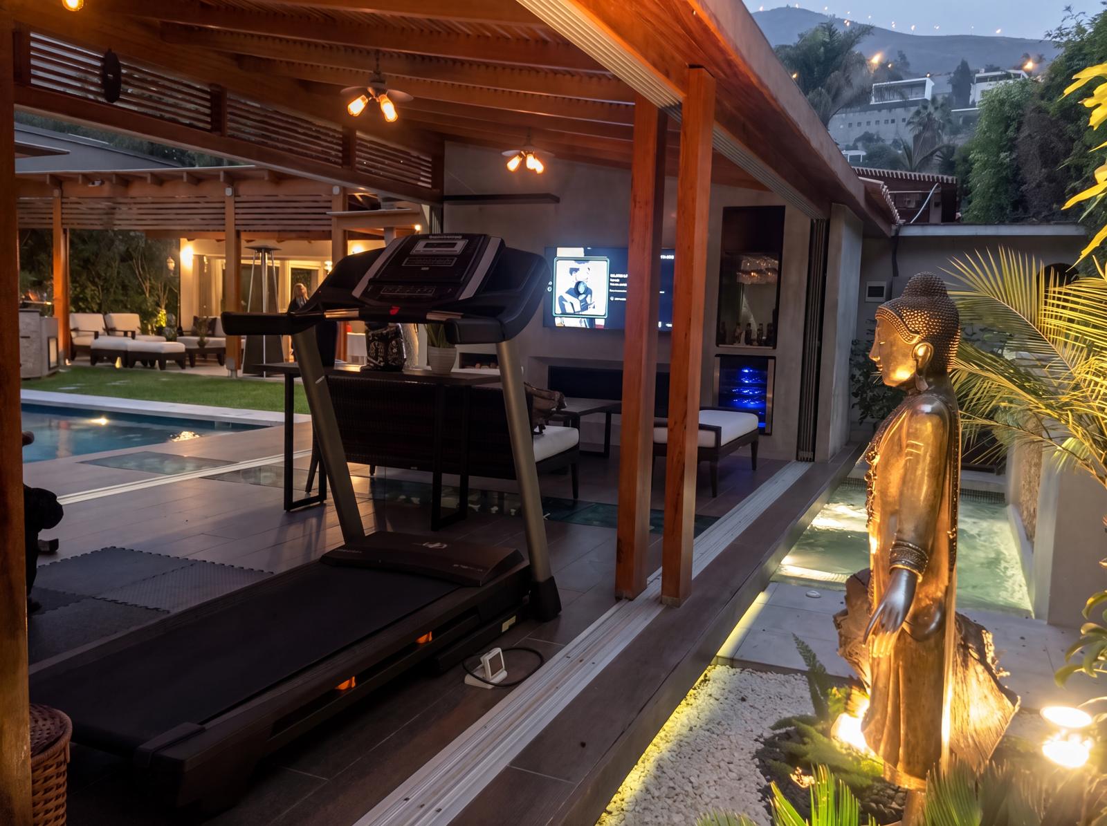 La piscina iluminada y las tumbonas, de noche